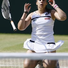 Marion Bartoli holding the Wimbledon women’s singles trophy after her 2013 victory.