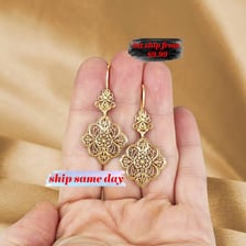 Gold jewelry representing the Spanish word “oro.”