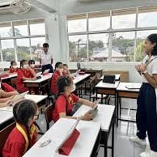 An English-language classroom with students from diverse backgrounds