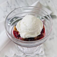 A bowl of thick Icelandic skyr.