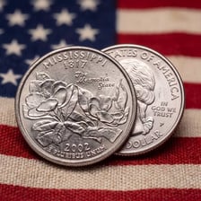 The Mississippi state quarter features a magnolia flower.
