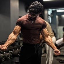 An athlete wearing a T-shirt during a gym workout