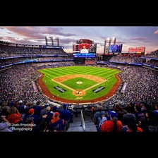New York Mets players on a baseball field.