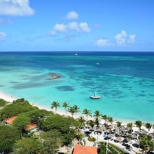 A beach and turquoise water on the Caribbean island of Aruba
