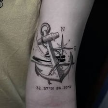 An anchor tattoo displayed on a person’s bicep.