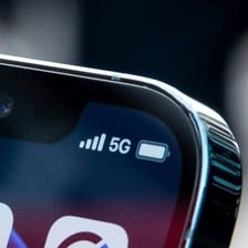 A smartphone status display showing LTE beside signal bars.