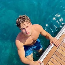 A person briefly entering a swimming pool.