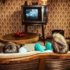 A television showing a scene from a sitcom.