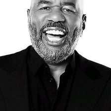 Steve Harvey appearing as a television host.