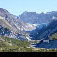 A broad valley situated between mountainous slopes.