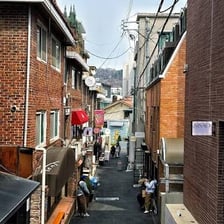 A street scene in Seoul, South Korea