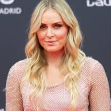 Lindsey Vonn racing on an alpine ski course.