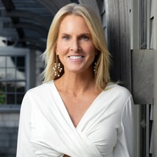 A portrait of novelist Elin Hilderbrand.