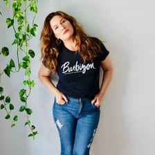 Ana Gasteyer performing or posing for a portrait
