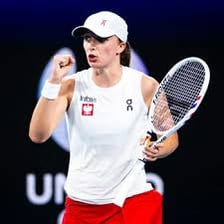 Iga Świątek competing in a tennis match.