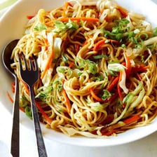 A plate of chow mein noodles with vegetables.