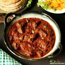 A bowl of Indian vindaloo curry served in a restaurant.