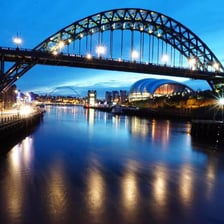 The River Tyne flowing through Newcastle beneath its bridges.
