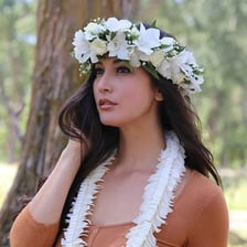A person wearing a traditional Hawaiian flower lei