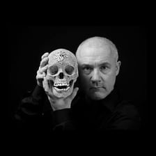 A portrait of British artist Damien Hirst.
