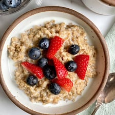 A bowl of cooked porridge.