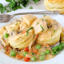A serving of chicken à la king in a creamy sauce