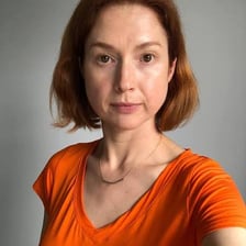A portrait of comedian and actor Ellie Kemper.