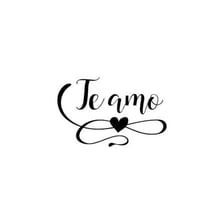 A romantic Spanish-language “Te amo” message
