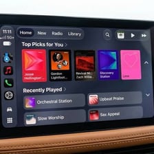 An Apple CarPlay dashboard displaying the Siri voice-assistant interface