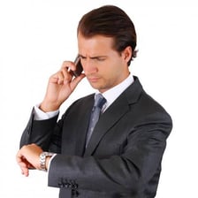 A person answering a telephone with a Portuguese greeting