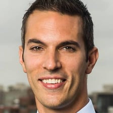 Portrait of NPR journalist Ari Shapiro.