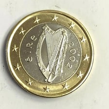 An Irish euro coin bearing the word Éire and a harp.