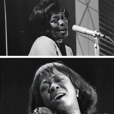 Jazz singer performing an improvised vocal passage with wordless syllables.