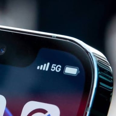 A smartphone status display showing LTE beside signal bars.