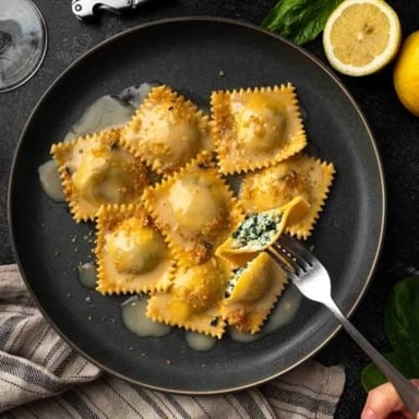 A plate of filled ravioli pasta parcels.