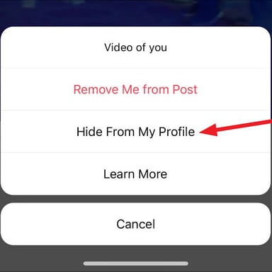 A social-media photo interface showing the option to remove a tag.