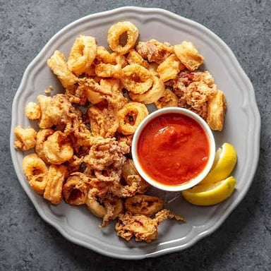 A plate of fried calamari rings.