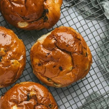 A round British teacake containing dried fruit
