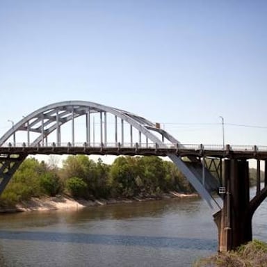 The Edmund Pettus Bridge crossing the Alabama River in Selma, a landmark associated with the 1965 voting-rights marches.