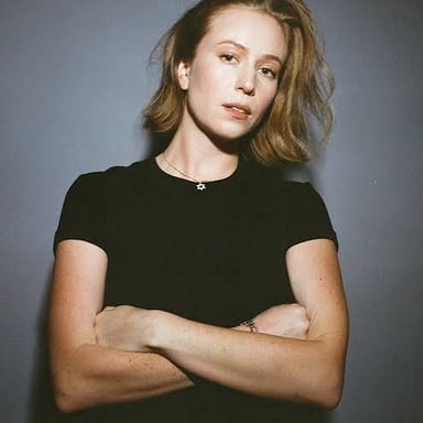 Hannah Einbinder as Ava Daniels in the television series Hacks.