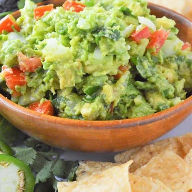 A bowl of green guacamole dip