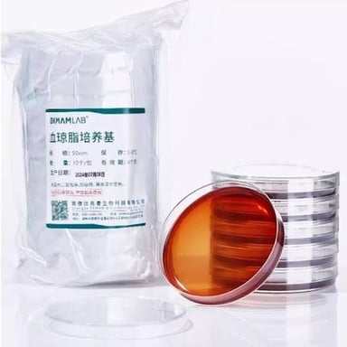 A Petri dish containing solid agar growth medium.